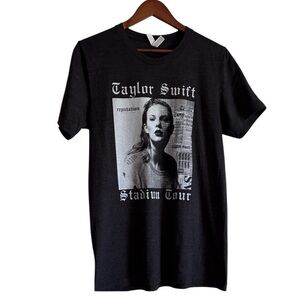 Swifty Stadium Tour t-shirt size medium